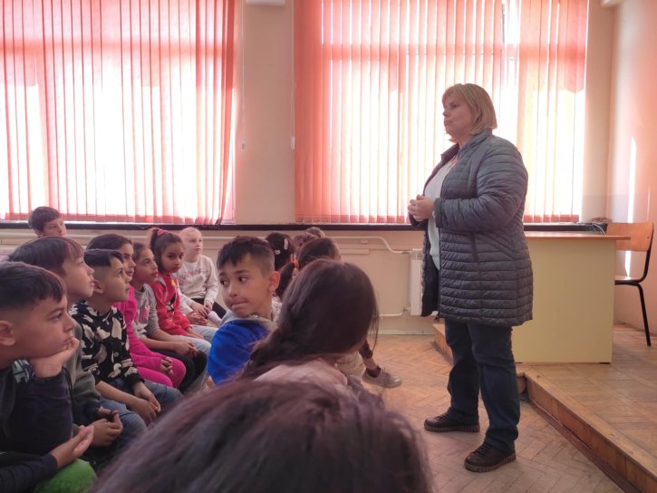 Беседа по богословие и боядисване на великденски яйца