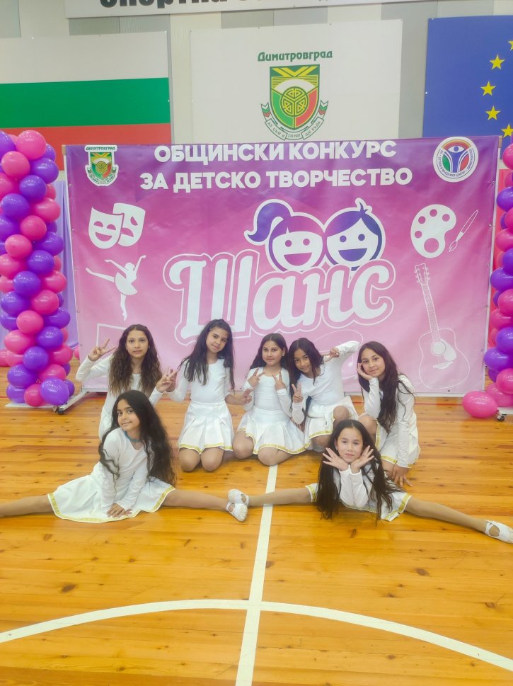 Звездните момичета на конкурс за детско творчество 