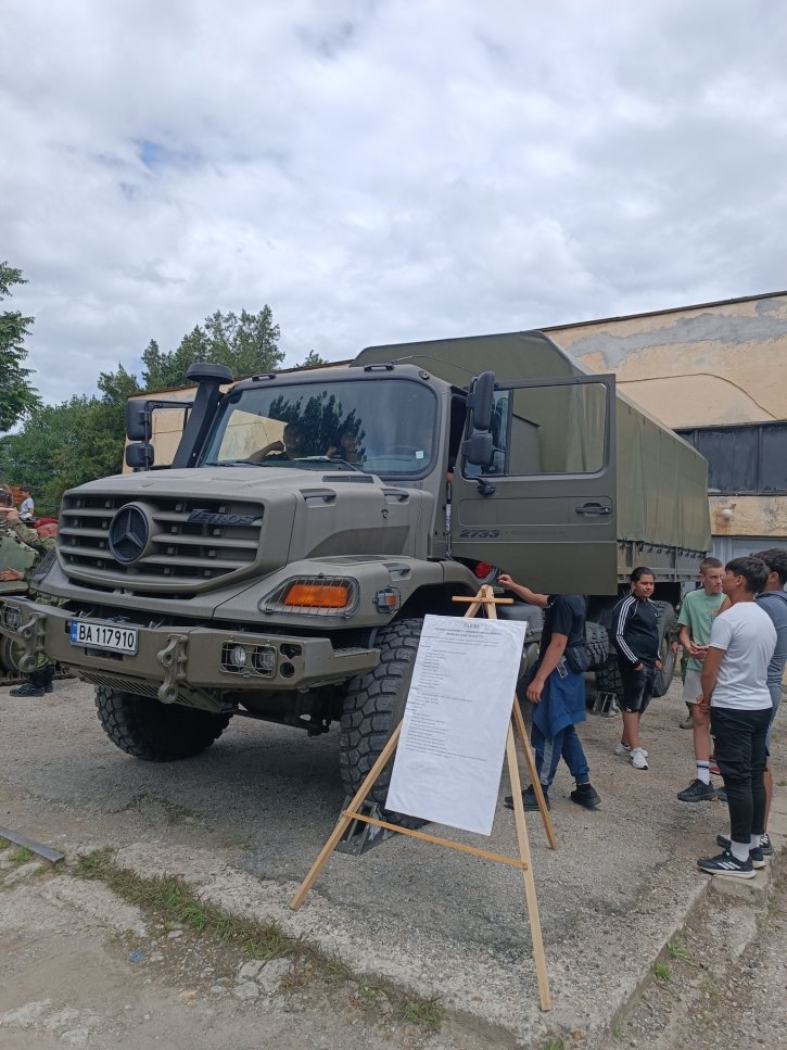 Посещение във военно формирование
