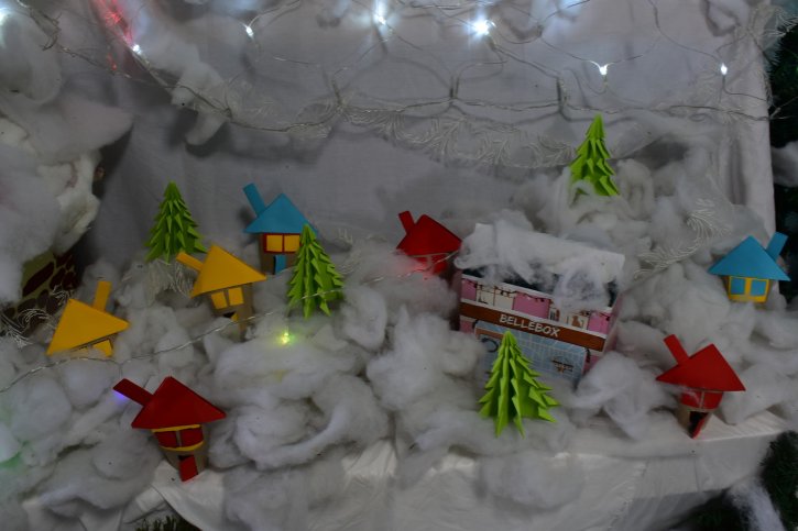 Коледна украса в ОбУ „Св. св. Кирил и Методий“, гр. Димитровград