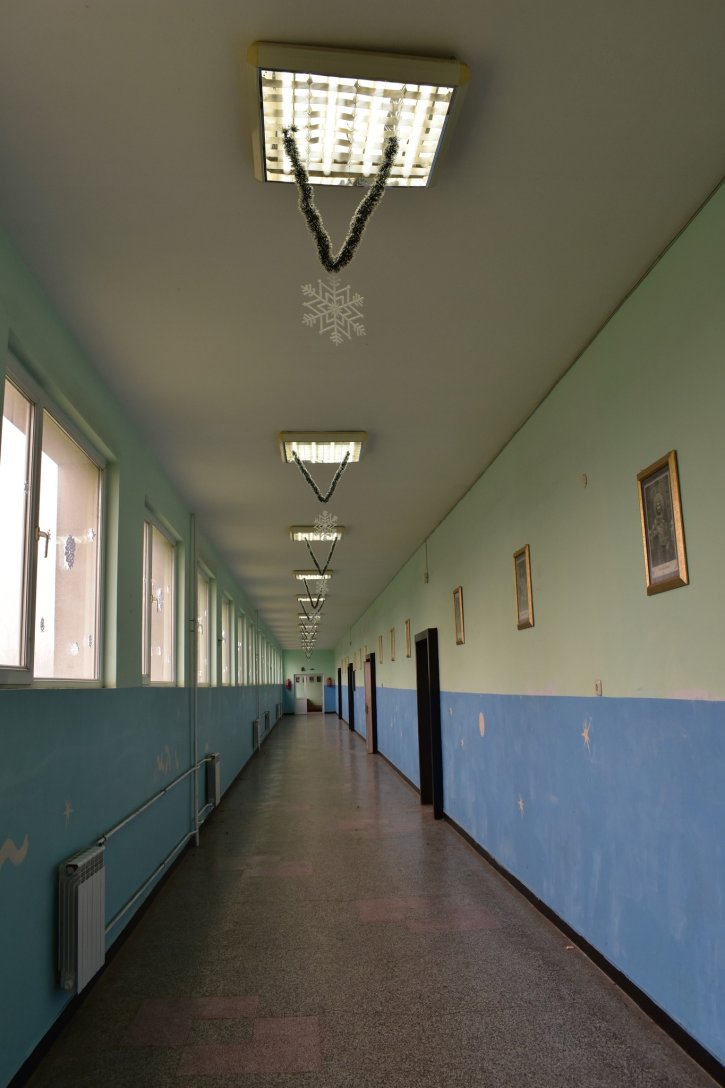 Коледна украса в ОбУ „Св. св. Кирил и Методий“, гр. Димитровград