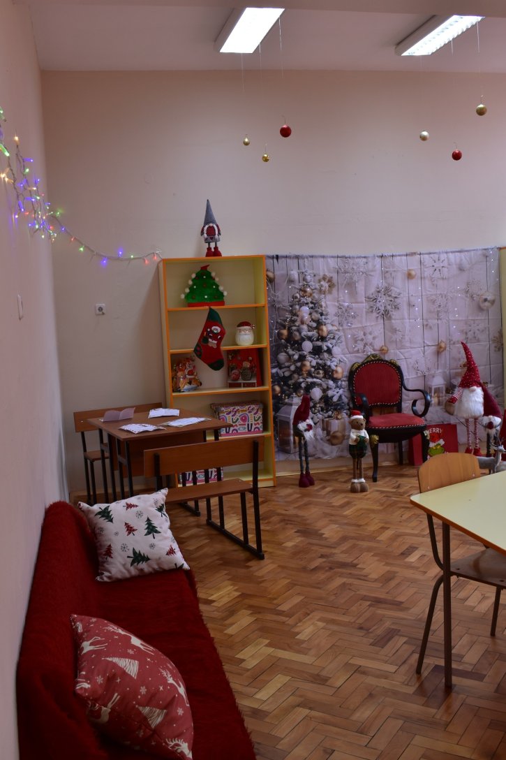 Коледна украса в ОбУ „Св. св. Кирил и Методий“, гр. Димитровград