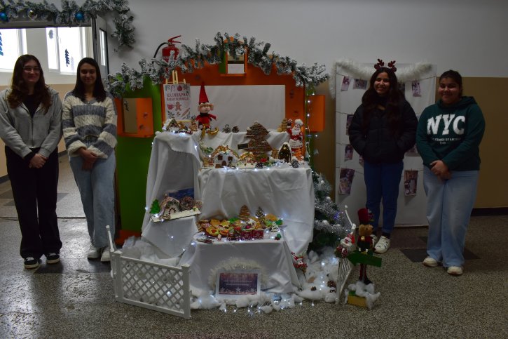 Коледна украса в ОбУ „Св. св. Кирил и Методий“, гр. Димитровград