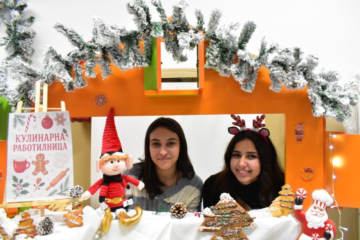 Коледна украса в ОбУ „Св. св. Кирил и Методий“, гр. Димитровград