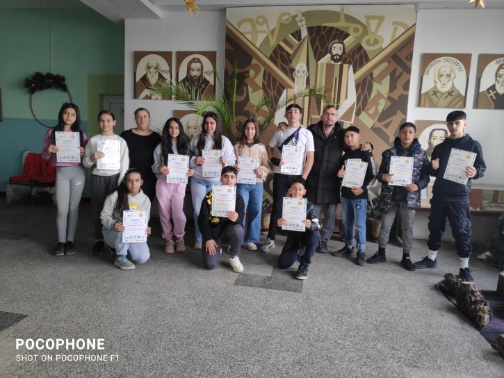Грамоти за учениците от клуб „На ти с IT“, взели участие в инициативата „Без грешки на пътя“