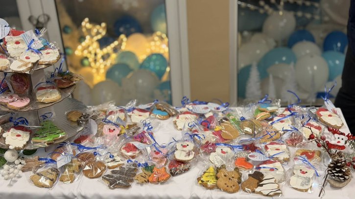 Благотворителен коледен базар по време на голямо междучасие в ОбУ 