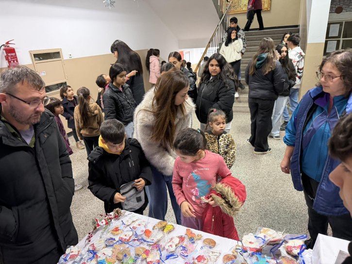 Благотворителен коледен базар по време на голямо междучасие в ОбУ 