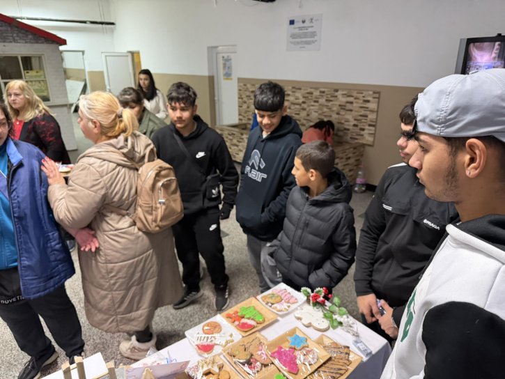 Благотворителен коледен базар по време на голямо междучасие в ОбУ 