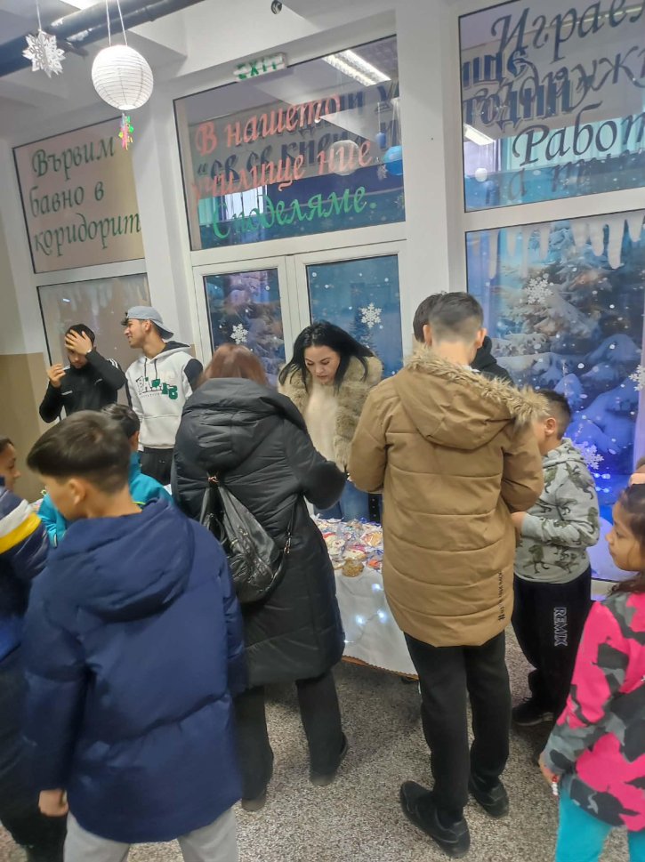 Благотворителен коледен базар по време на голямо междучасие в ОбУ 