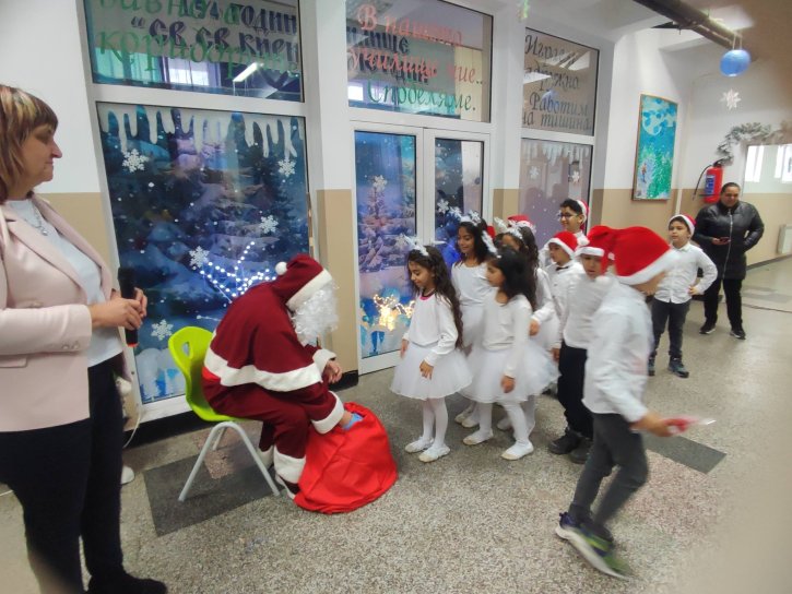 Коледно тържество в начален етап