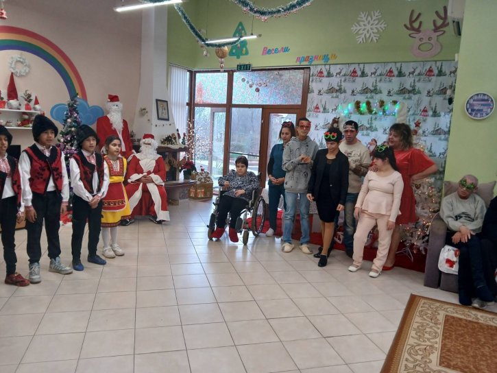 Ученици от 4 клас поздравиха децата от ЦНСТ 