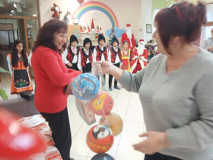 Ученици от 4 клас поздравиха децата от ЦНСТ 