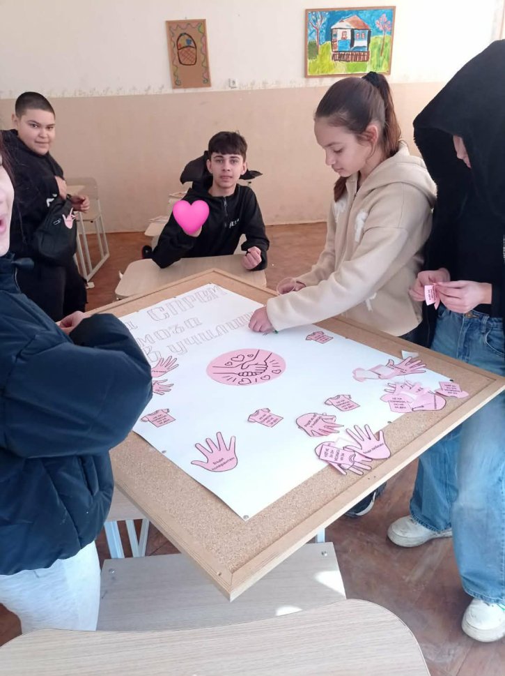 Ученическият съвет отбеляза Международния ден на розовата фланелка.