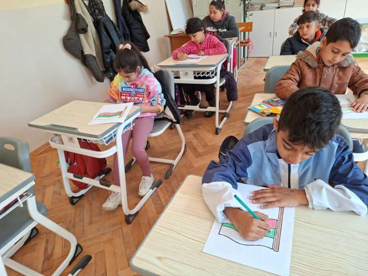 Родолюбците от втори клас подготвят знаменца за Националния празник на нашата родината.