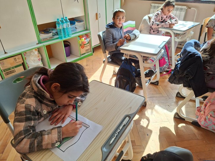 Родолюбците от втори клас подготвят знаменца за Националния празник на нашата родината.