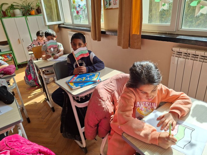 Родолюбците от втори клас подготвят знаменца за Националния празник на нашата родината.