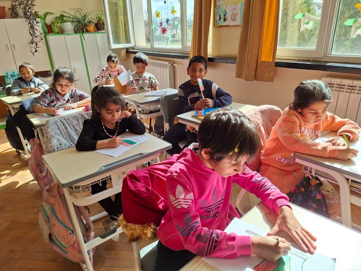 Родолюбците от втори клас подготвят знаменца за Националния празник на нашата родината.