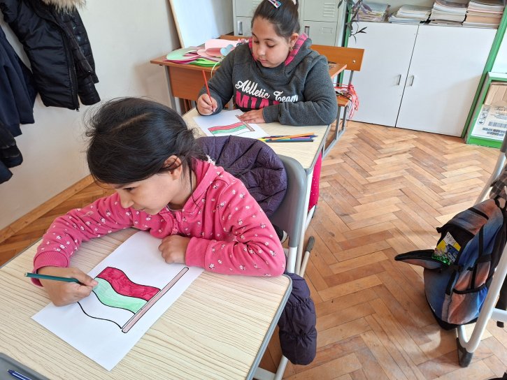 Родолюбците от втори клас подготвят знаменца за Националния празник на нашата родината.