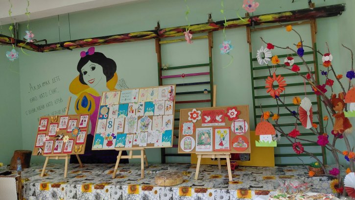 Баба Марта на гости на учениците от начален етап.