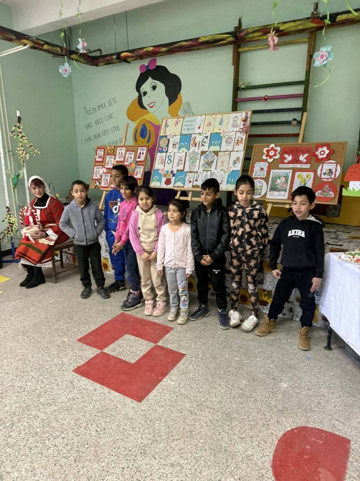 Баба Марта на гости на учениците от начален етап.