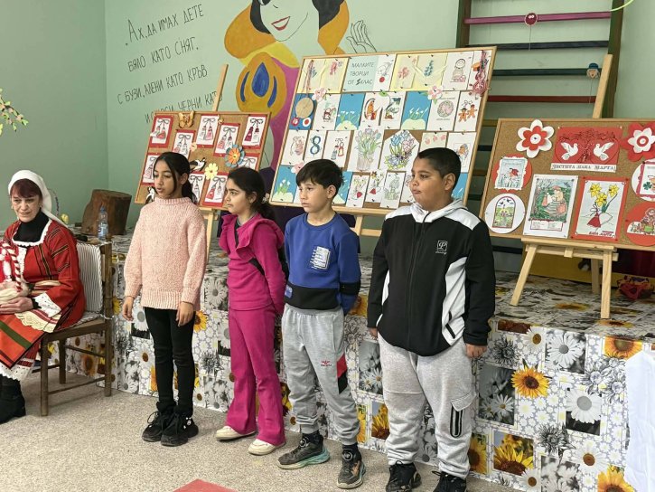 Баба Марта на гости на учениците от начален етап.
