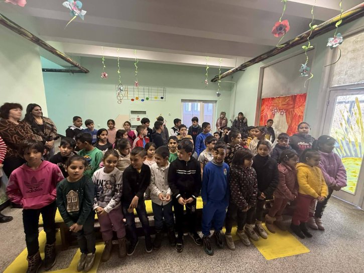 Баба Марта на гости на учениците от начален етап.