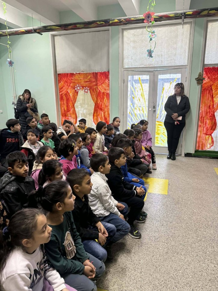 Баба Марта на гости на учениците от начален етап.