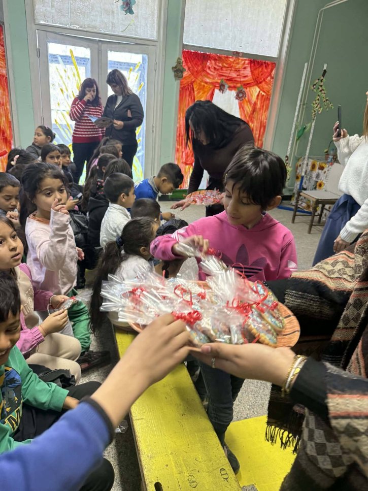 Баба Марта на гости на учениците от начален етап.