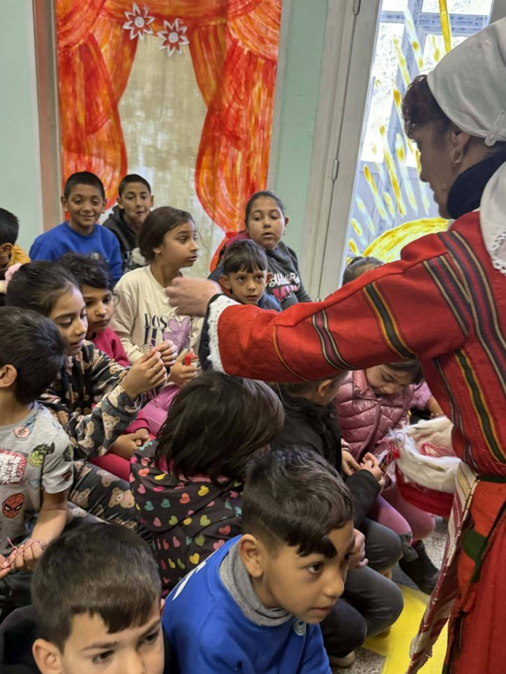 Баба Марта на гости на учениците от начален етап.