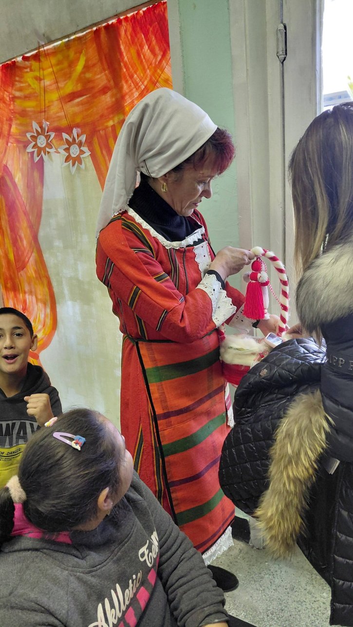 Баба Марта на гости на учениците от начален етап.