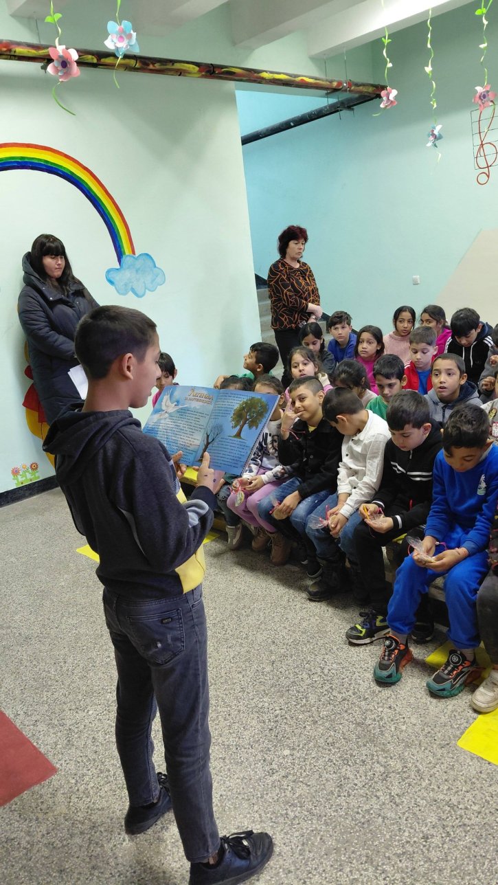 Баба Марта на гости на учениците от начален етап.