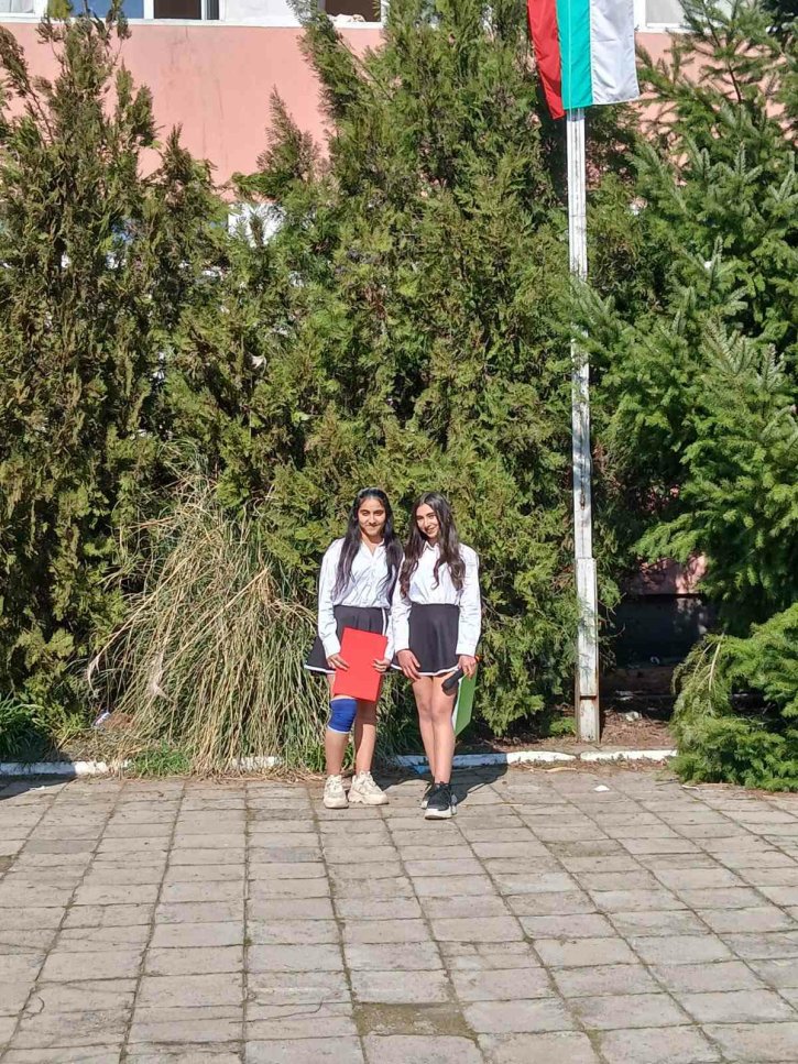 С тържествен дух и родолюбие отбелязахме 3 март в ОбУ „Св. св. Кирил и Методий“.