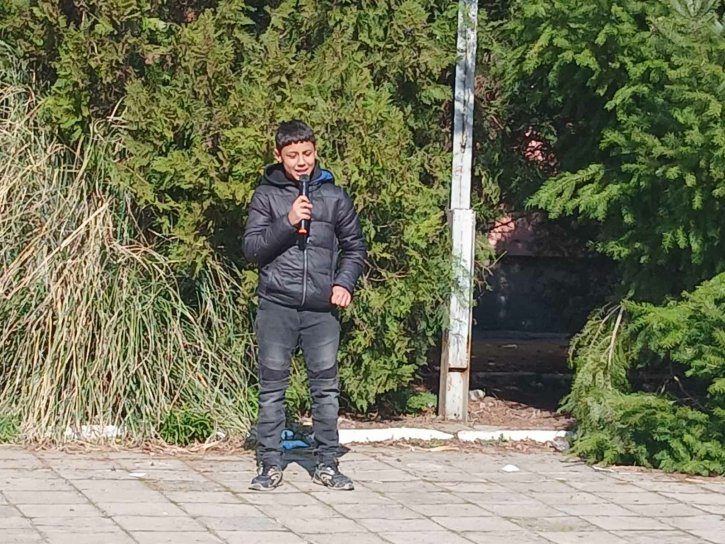 С тържествен дух и родолюбие отбелязахме 3 март в ОбУ „Св. св. Кирил и Методий“.