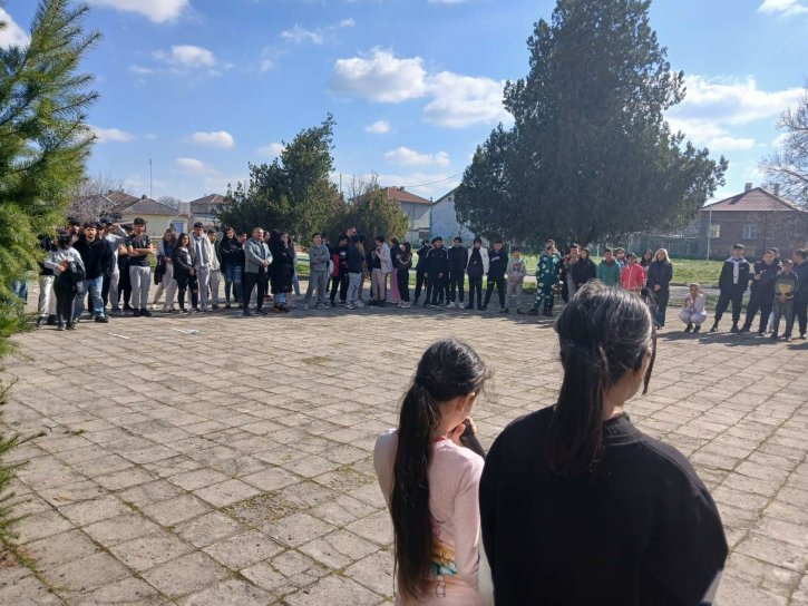 С тържествен дух и родолюбие отбелязахме 3 март в ОбУ „Св. св. Кирил и Методий“.