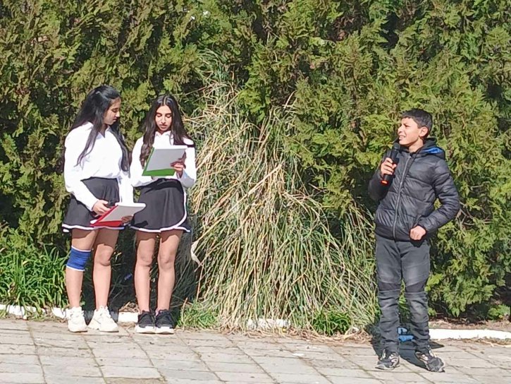 С тържествен дух и родолюбие отбелязахме 3 март в ОбУ „Св. св. Кирил и Методий“.