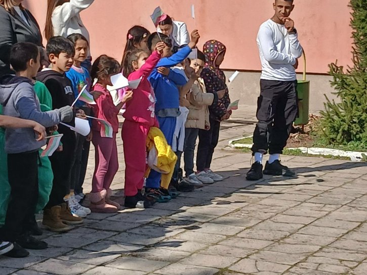 С тържествен дух и родолюбие отбелязахме 3 март в ОбУ „Св. св. Кирил и Методий“.