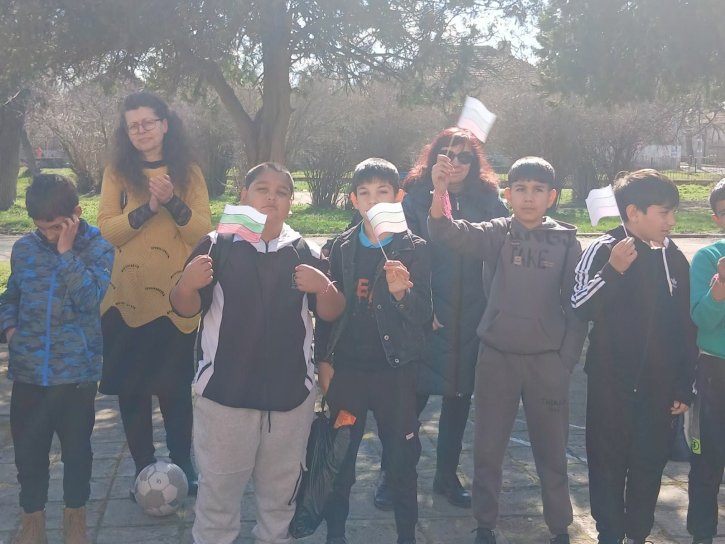 С тържествен дух и родолюбие отбелязахме 3 март в ОбУ „Св. св. Кирил и Методий“.