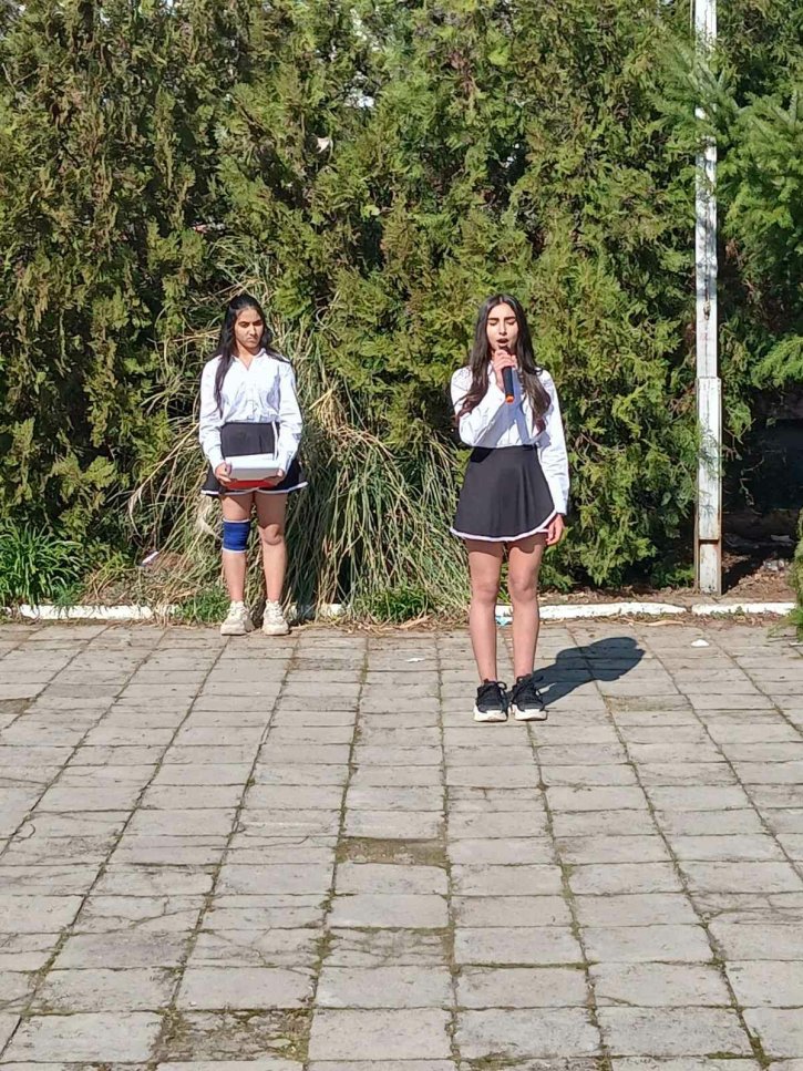 С тържествен дух и родолюбие отбелязахме 3 март в ОбУ „Св. св. Кирил и Методий“.