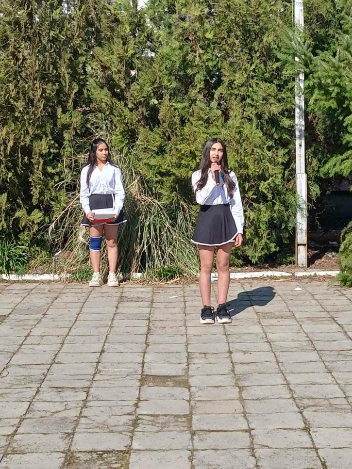 С тържествен дух и родолюбие отбелязахме 3 март в ОбУ „Св. св. Кирил и Методий“.