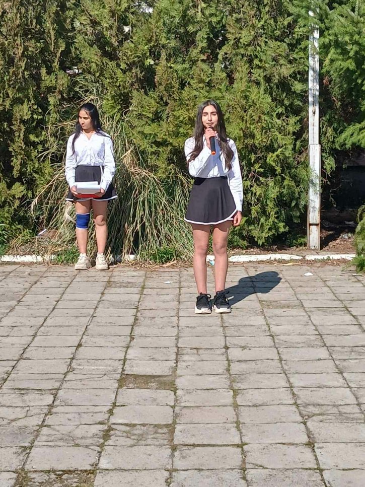 С тържествен дух и родолюбие отбелязахме 3 март в ОбУ „Св. св. Кирил и Методий“.