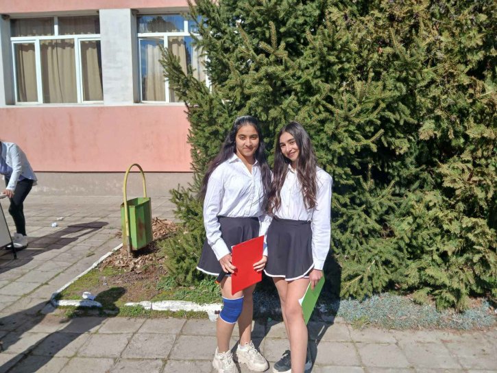 С тържествен дух и родолюбие отбелязахме 3 март в ОбУ „Св. св. Кирил и Методий“.