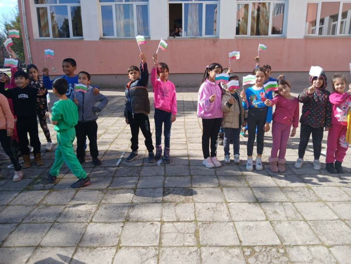 С тържествен дух и родолюбие отбелязахме 3 март в ОбУ „Св. св. Кирил и Методий“.