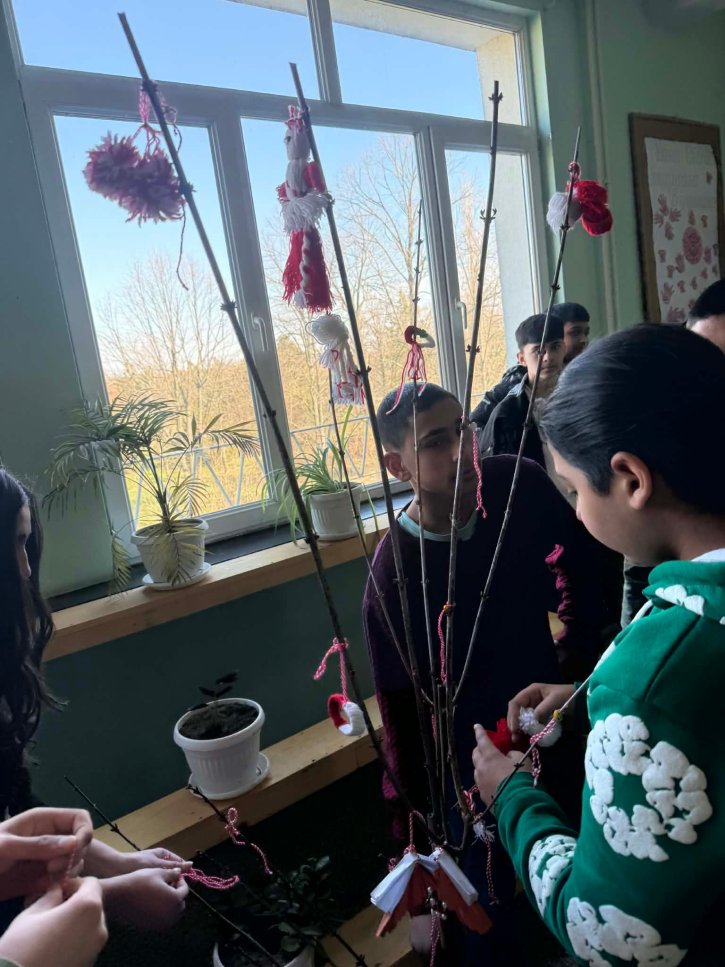 Ученическият съвет донесе пролетно настроение по случай Баба Марта