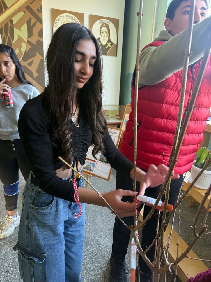 Ученическият съвет донесе пролетно настроение по случай Баба Марта