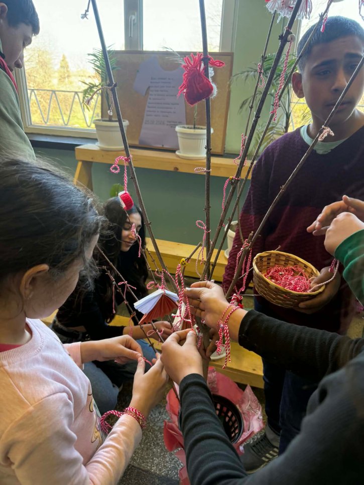 Ученическият съвет донесе пролетно настроение по случай Баба Марта