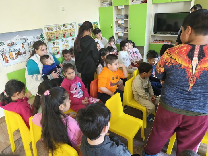 С грижа и внимание ученици от 4. клас зарадваха малчуганите от ДГ „Звездица