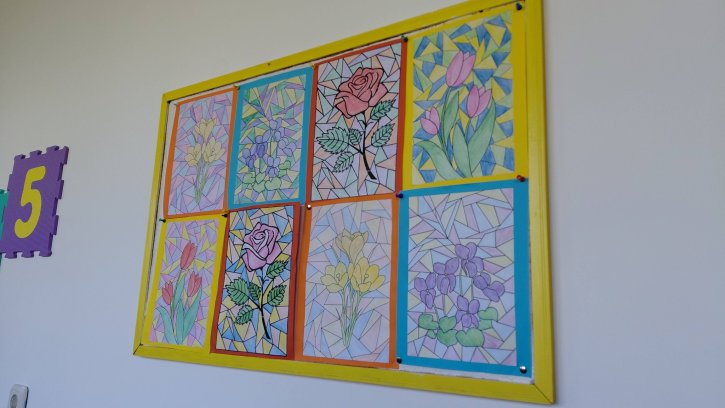 Пролетно настроение и цветна украса в начален етап.