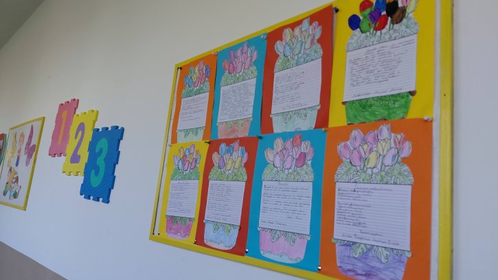 Пролетно настроение и цветна украса в начален етап.