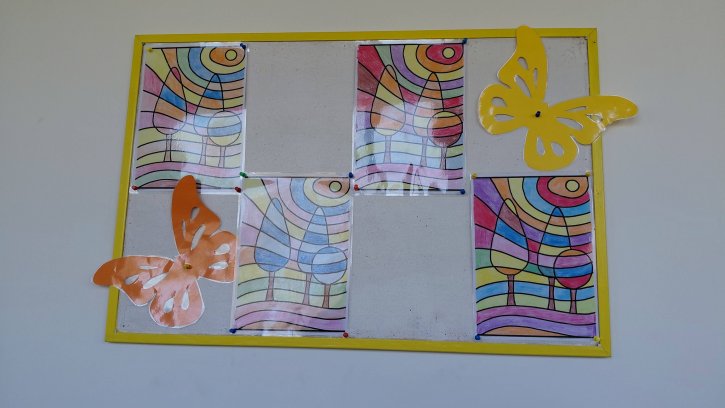 Пролетно настроение и цветна украса в начален етап.