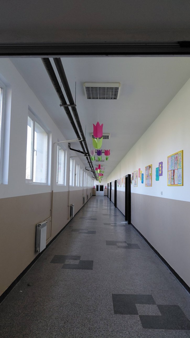 Пролетно настроение и цветна украса в начален етап.